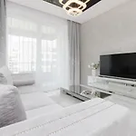 Daire Elegant With Balcony & Parking By Renters