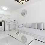 Elegant With Balcony & Parking By Renters Varşova