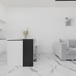 Elegant With Balcony & Parking By Renters