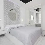 Elegant With Balcony & Parking By Renters