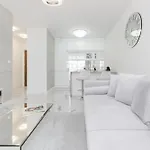 Elegant With Balcony & Parking By Renters * Варшава