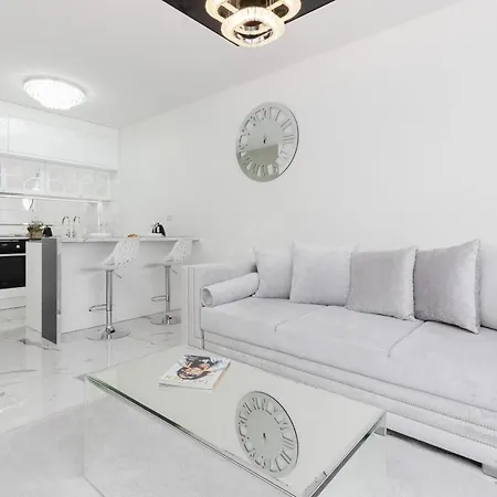 Elegant With Balcony & Parking By Renters Warsaw