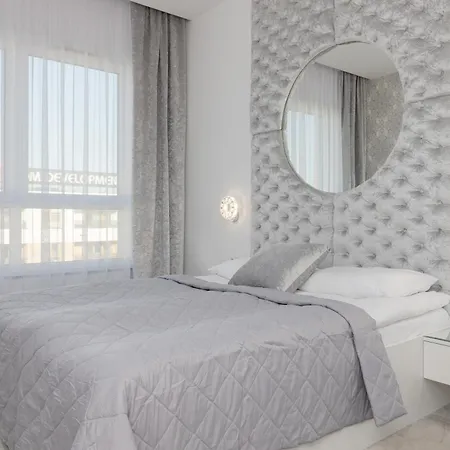 Apartment Elegant With Balcony & Parking By Renters *