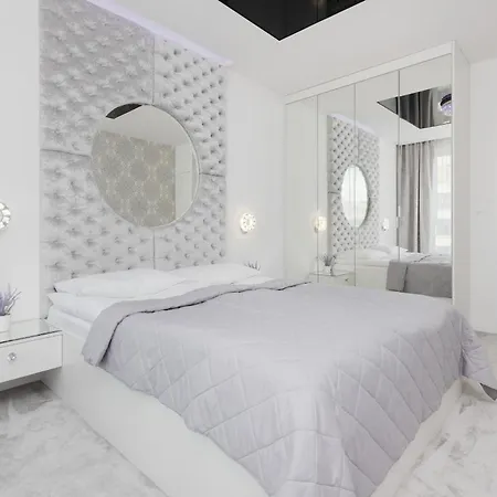 Elegant With Balcony & Parking By Renters