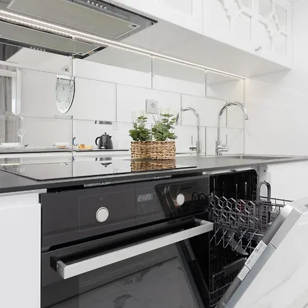 아파트 Elegant With Balcony & Parking By Renters 바르샤바