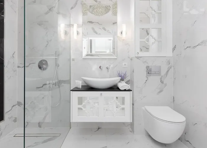 Elegant With Balcony & Parking By Renters アパート