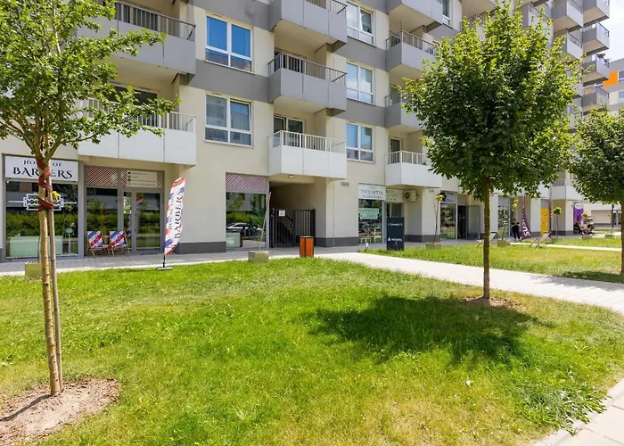 Elegant With Balcony & Parking By Renters