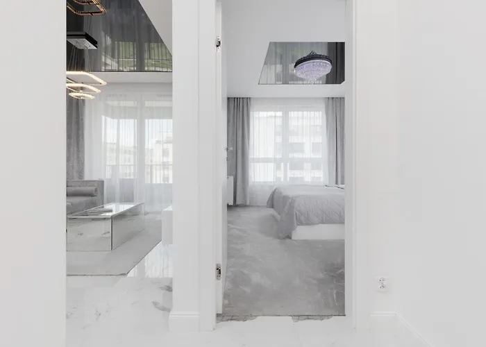 Elegant With Balcony & Parking By Renters アパート ワルシャワ