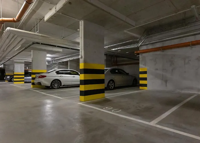 Elegant With Balcony & Parking By Renters アパート ワルシャワ