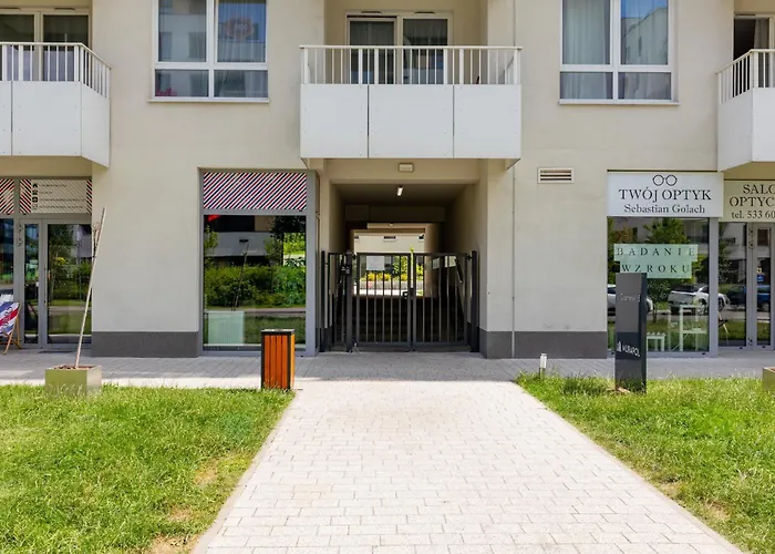 Elegant With Balcony & Parking By Renters *