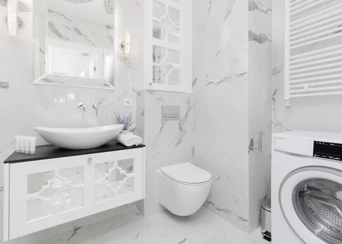 Elegant With Balcony & Parking By Renters アパート ワルシャワ