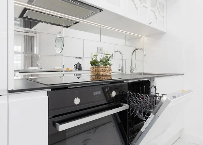 アパート Elegant With Balcony & Parking By Renters ワルシャワ