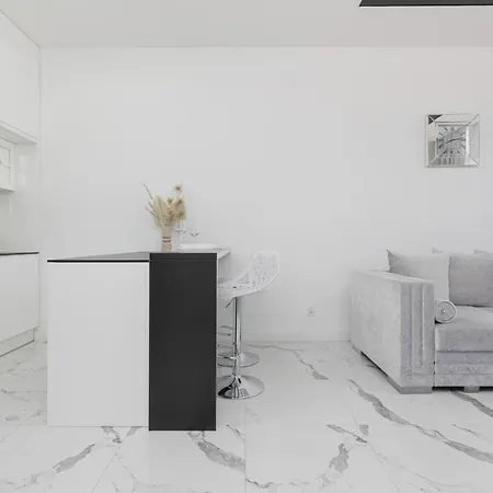 Elegant With Balcony & Parking By Renters