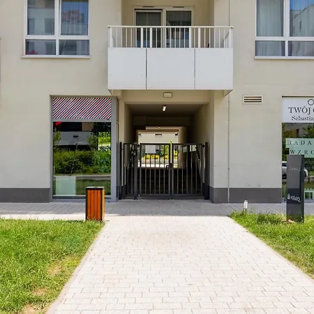 Elegant With Balcony & Parking By Renters *