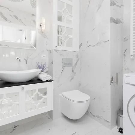 Elegant With Balcony & Parking By Renters Daire Varşova