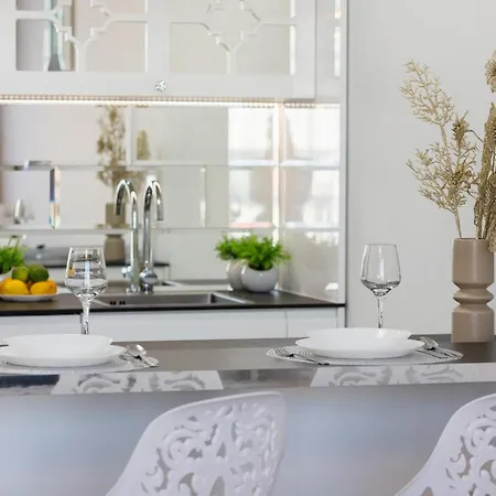 Elegant With Balcony & Parking By Renters 아파트 *