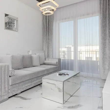 Elegant With Balcony & Parking By Renters 바르샤바